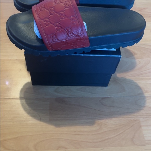 100% authentic Gucci Men’s Red Leather Embossed Slide Sandals with Black Footbed - Picture 2 of 7